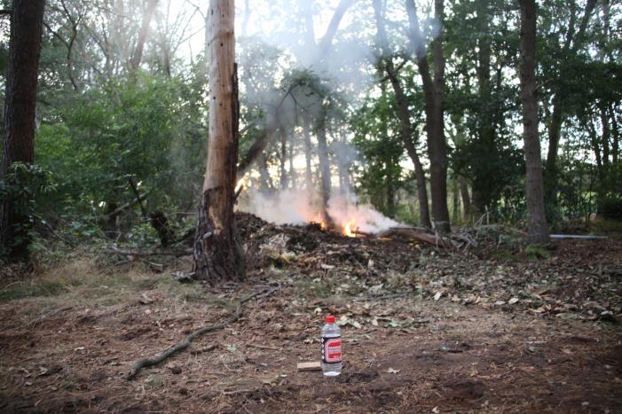 Berg afval in bos in brand gestoken