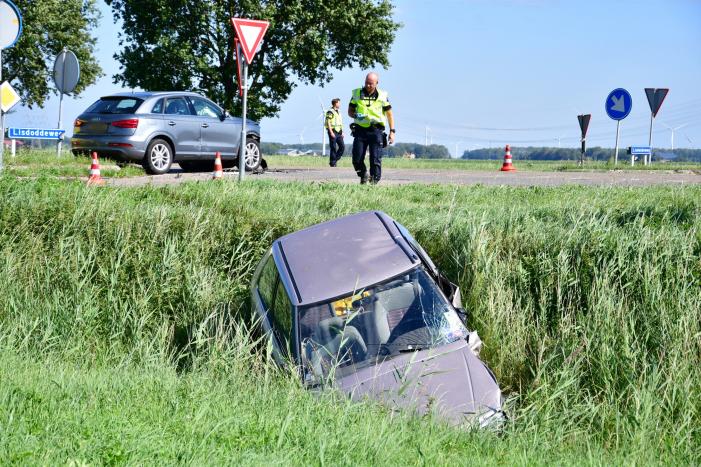 Auto belandt in de greppel na frontale aanrijding