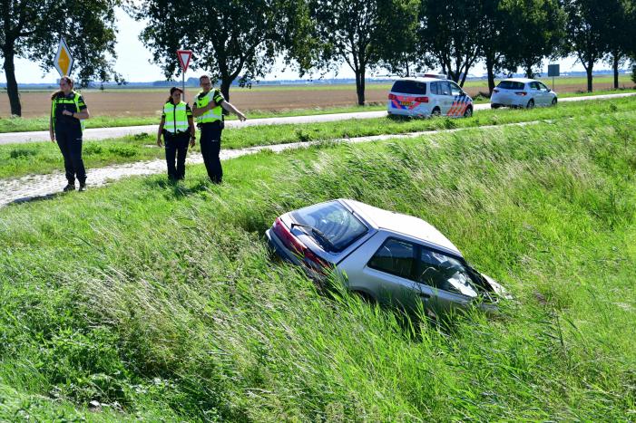 Auto belandt in de greppel na frontale aanrijding