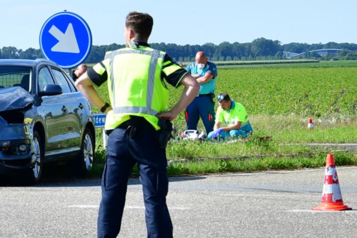 Auto belandt in de greppel na frontale aanrijding