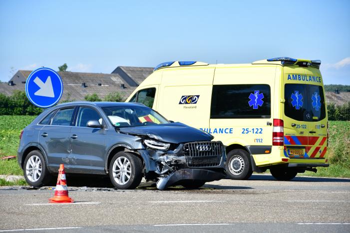 Auto belandt in de greppel na frontale aanrijding