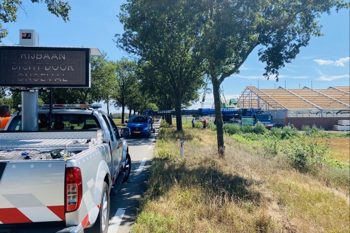 Bouwkraan achter stal omgevallen