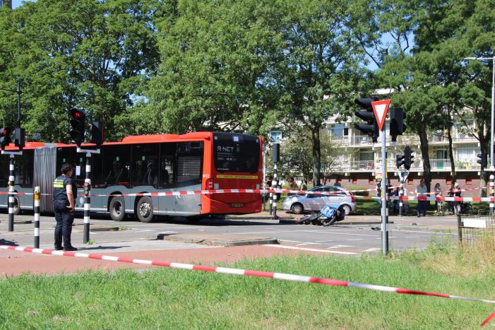 Overstekende brommerrijder botst met stadsbus
