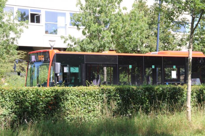 Overstekende brommerrijder botst met stadsbus