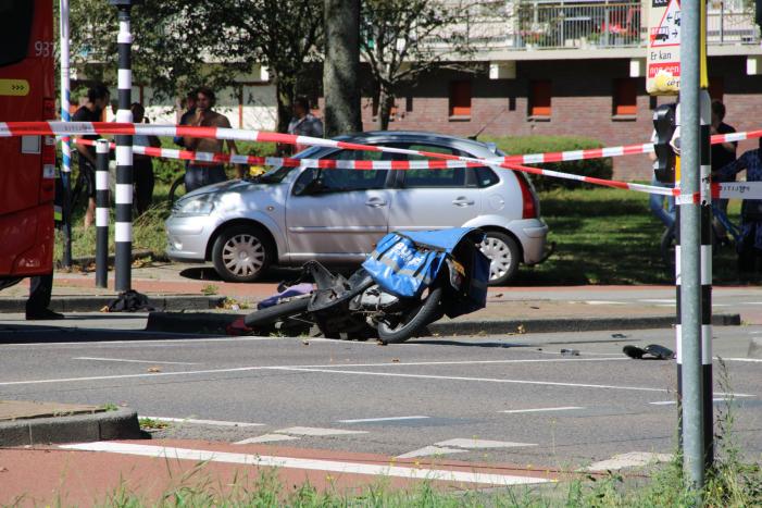 Overstekende brommerrijder botst met stadsbus