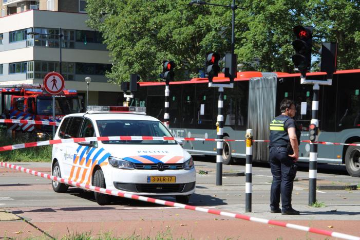 Overstekende brommerrijder botst met stadsbus