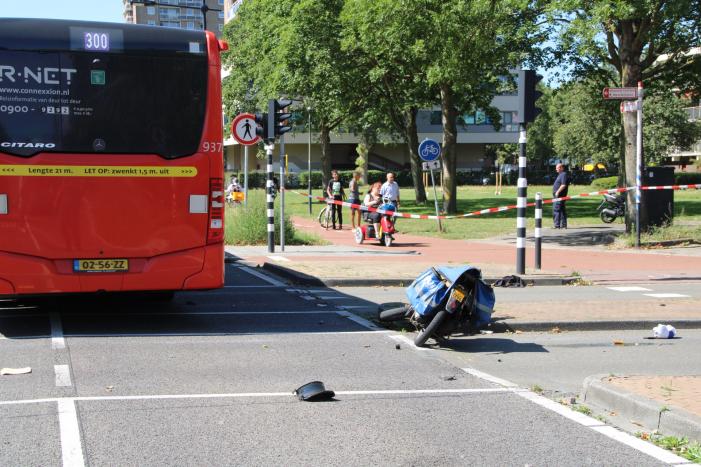 Overstekende brommerrijder botst met stadsbus
