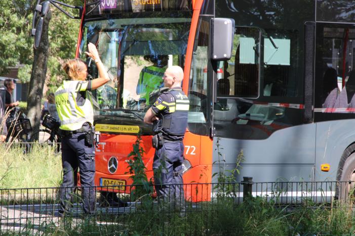Overstekende brommerrijder botst met stadsbus