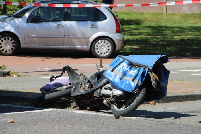 Overstekende brommerrijder botst met stadsbus
