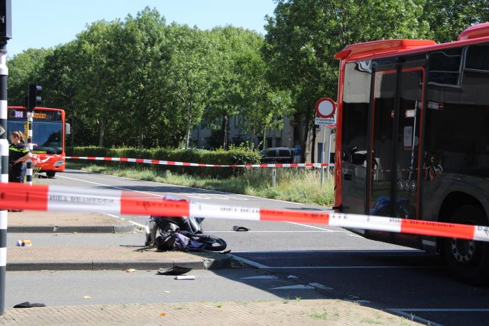 Overstekende brommerrijder botst met stadsbus