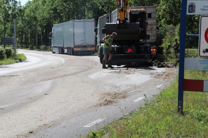 Vrachtwagen verliest lading met stront