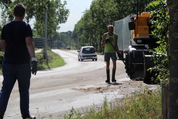 Vrachtwagen verliest lading met stront
