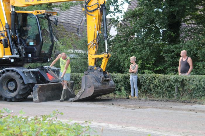 Vrachtwagen verliest lading met stront