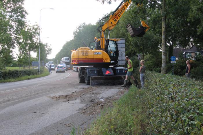 Vrachtwagen verliest lading met stront