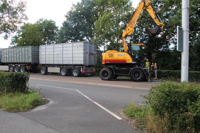 Vrachtwagen verliest lading met stront