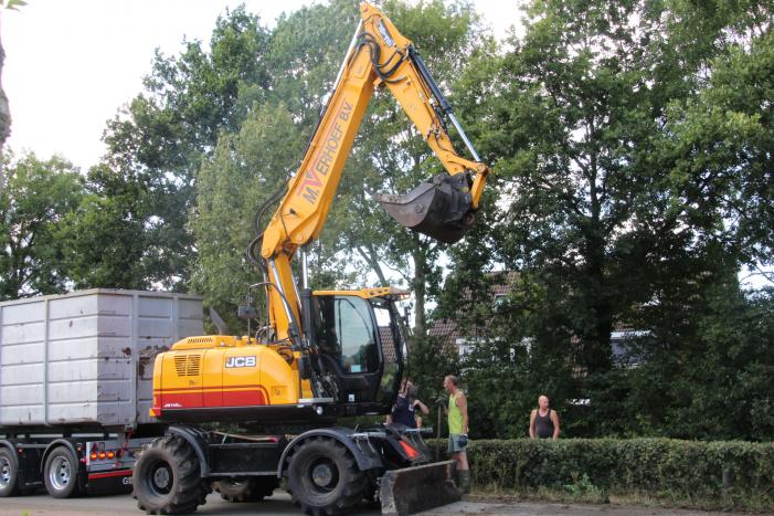Vrachtwagen verliest lading met stront