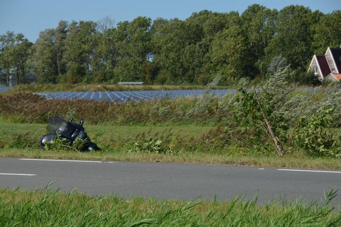 Motorrijder schiet van de weg en raakt gewond