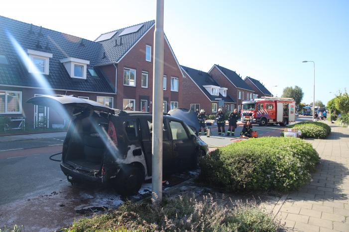 Motorcompartiment van auto brandt totaal uit