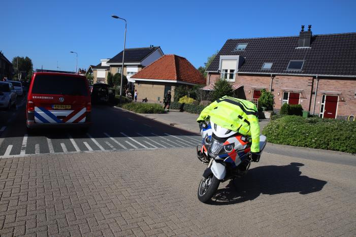 Motorcompartiment van auto brandt totaal uit