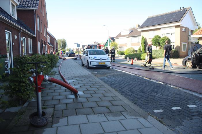 Motorcompartiment van auto brandt totaal uit