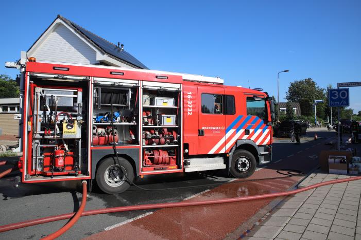 Motorcompartiment van auto brandt totaal uit