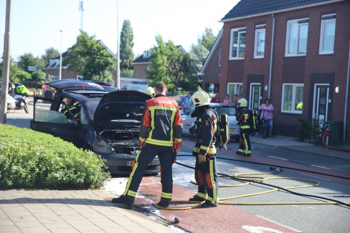 Motorcompartiment van auto brandt totaal uit