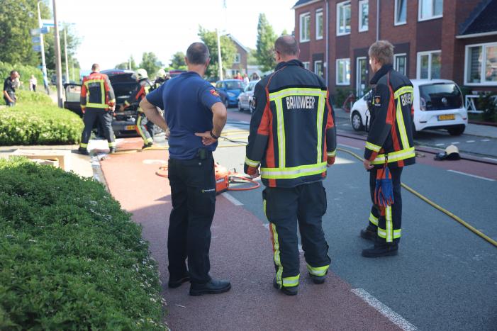 Motorcompartiment van auto brandt totaal uit