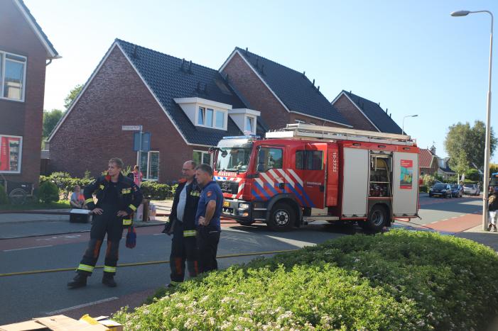 Motorcompartiment van auto brandt totaal uit