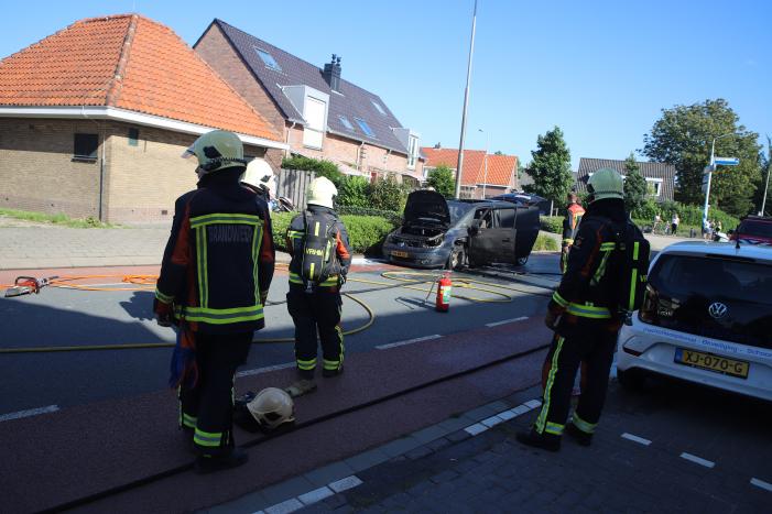 Motorcompartiment van auto brandt totaal uit
