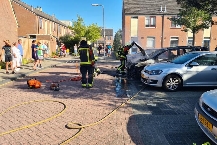 Geparkeerde auto vliegt in brand