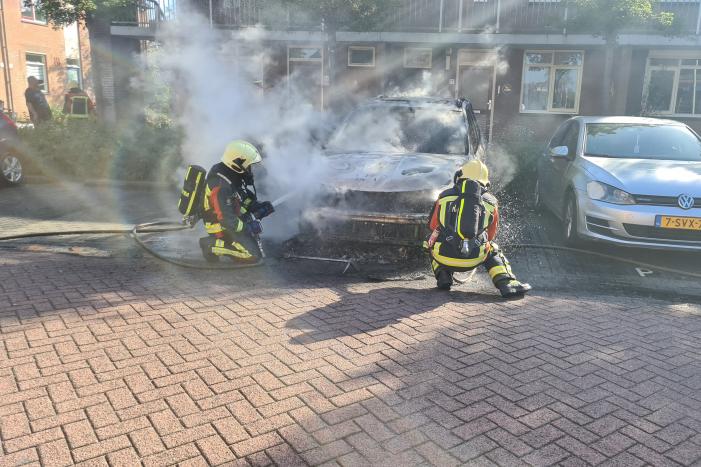 Geparkeerde auto vliegt in brand