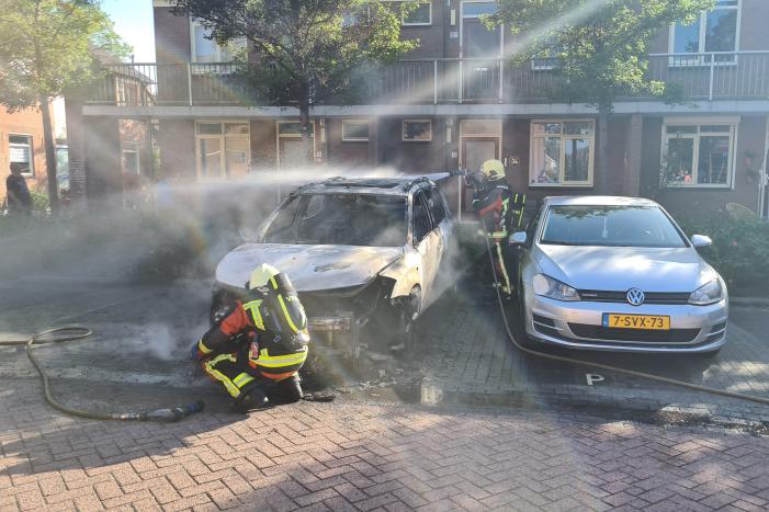 Geparkeerde auto vliegt in brand