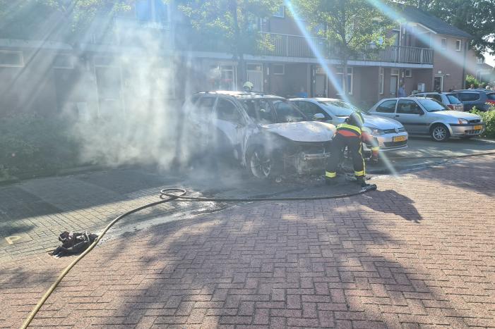 Geparkeerde auto vliegt in brand
