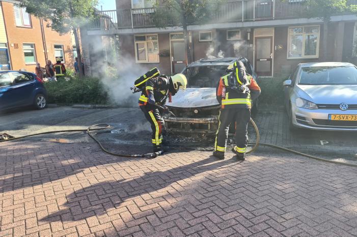Geparkeerde auto vliegt in brand