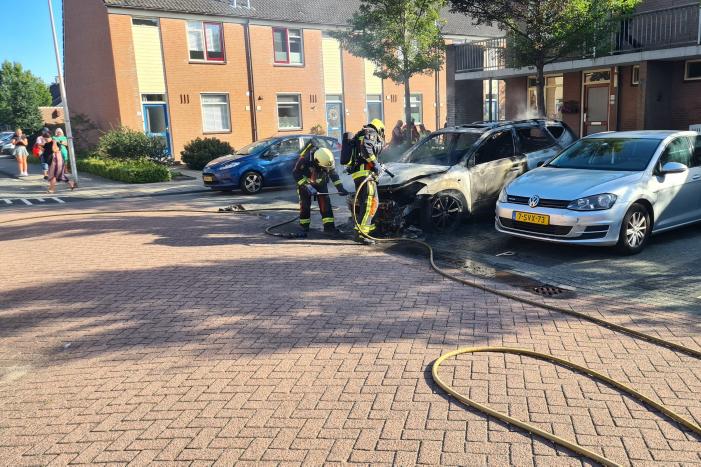 Geparkeerde auto vliegt in brand