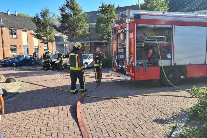 Geparkeerde auto vliegt in brand