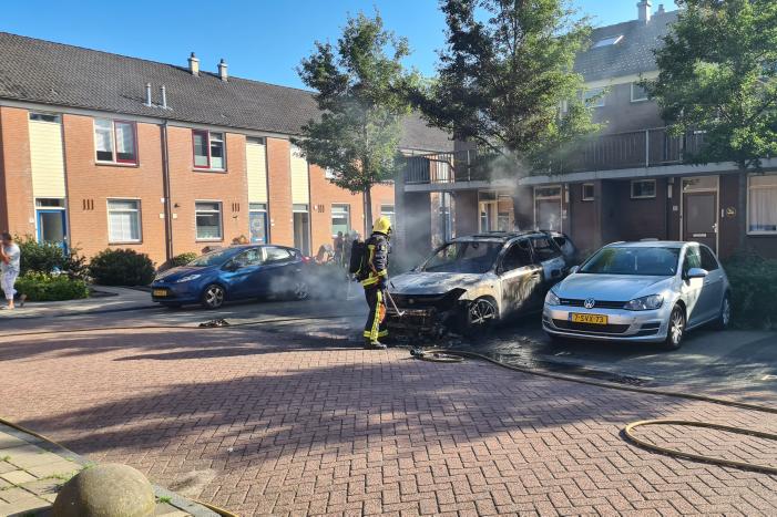 Geparkeerde auto vliegt in brand