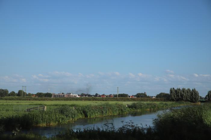 Geparkeerde auto vliegt in brand