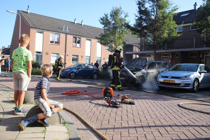 Geparkeerde auto vliegt in brand