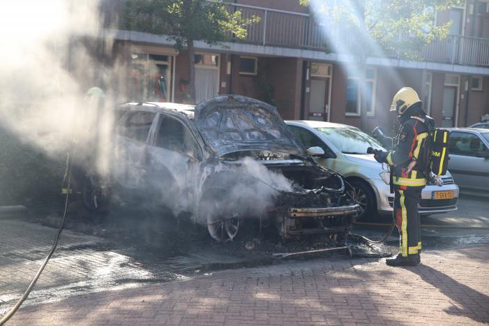 Geparkeerde auto vliegt in brand