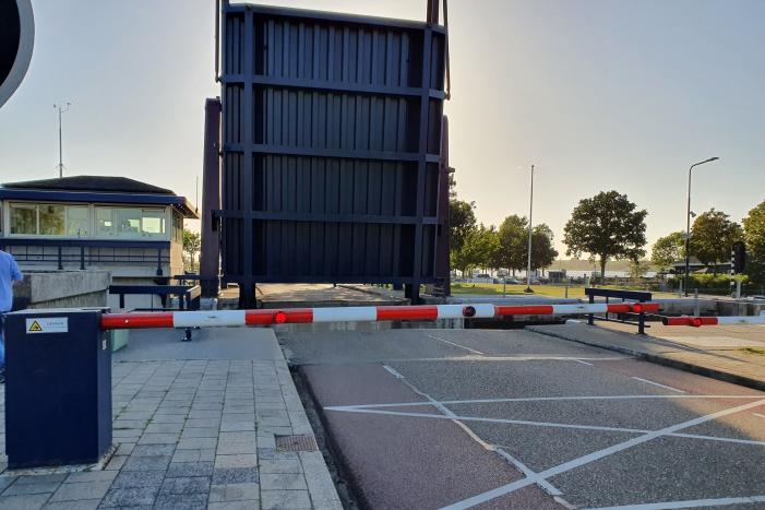 Urenlange hinder door defecte Arkersluisbrug