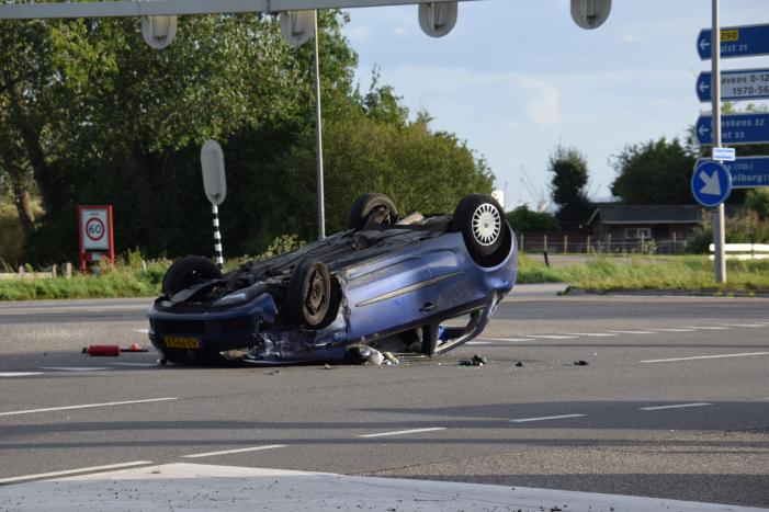 Personenauto belandt op zijn kop na ongeval