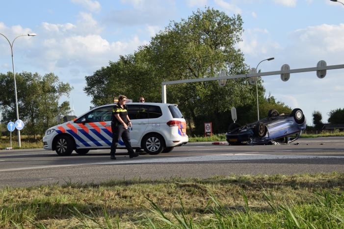Personenauto belandt op zijn kop na ongeval