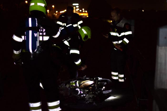 Scooter volledig uitgebrand op brug