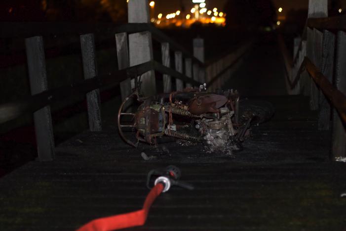 Scooter volledig uitgebrand op brug