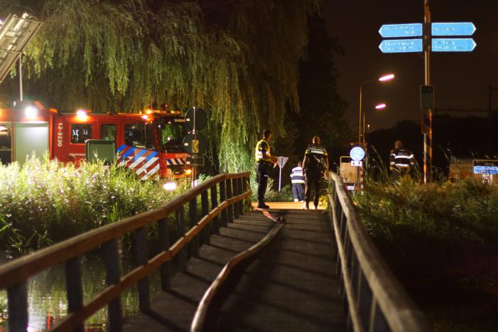 Scooter volledig uitgebrand op brug