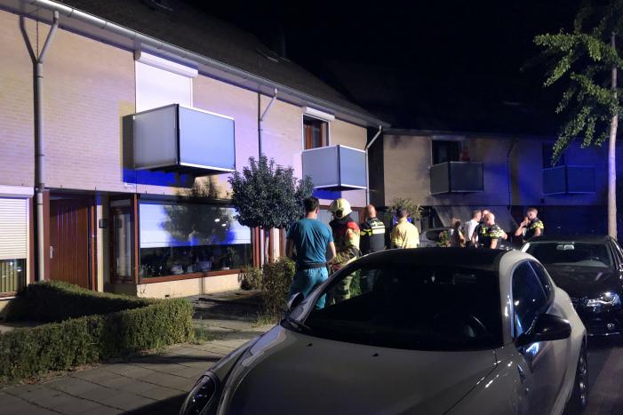 Politie en brandweer halen bewoners uit woning door co-melder
