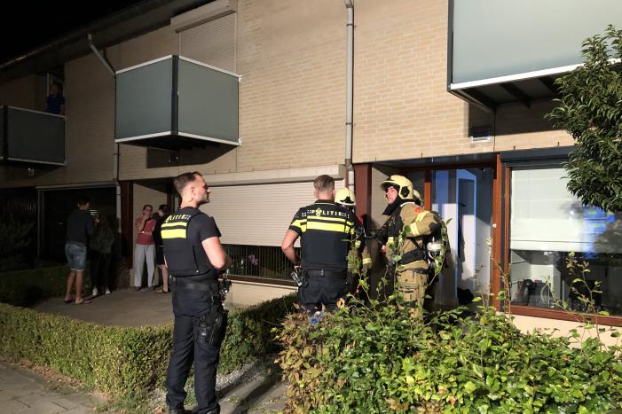 Politie en brandweer halen bewoners uit woning door co-melder