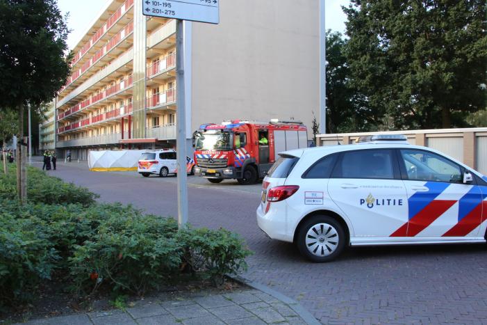 Onderzoek naar overleden persoon onder flatgebouw