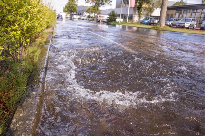 Waterpret na gesprongen waterleiding